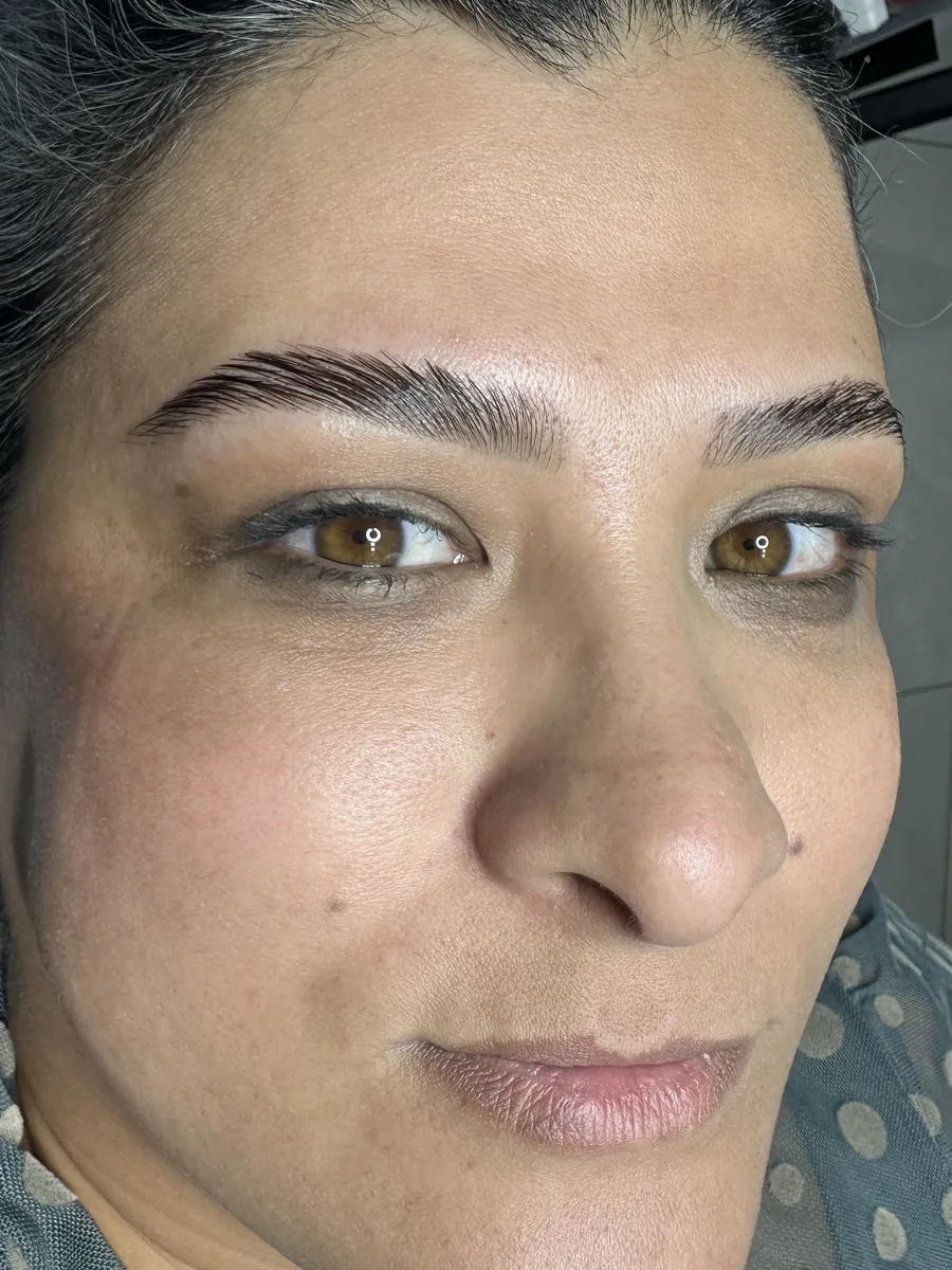 Cliente com sobrancelhas feitas no studio