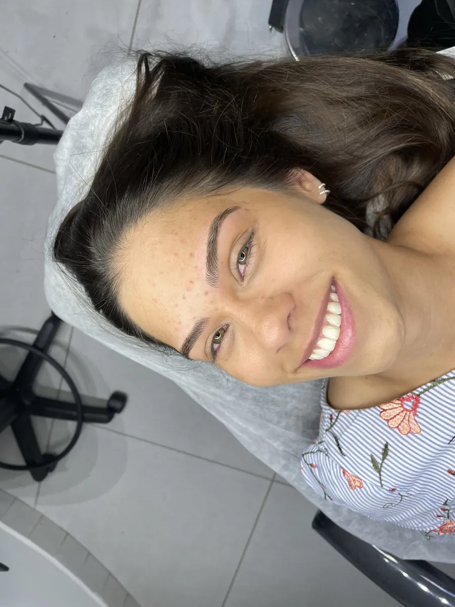 Cliente com sobrancelhas feitas no studio